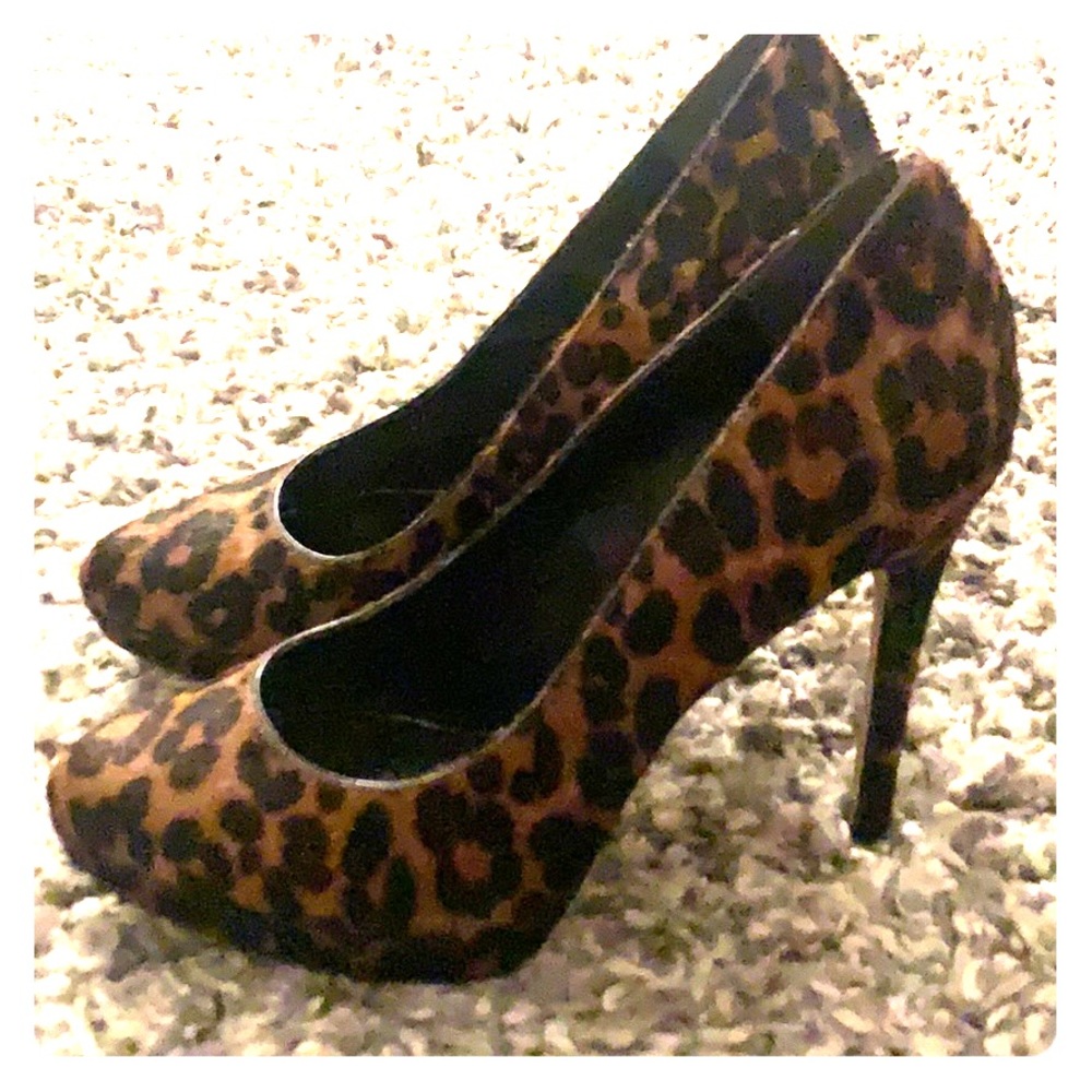 Enzo Angiolini round toe Calf hair Leopard Pumps